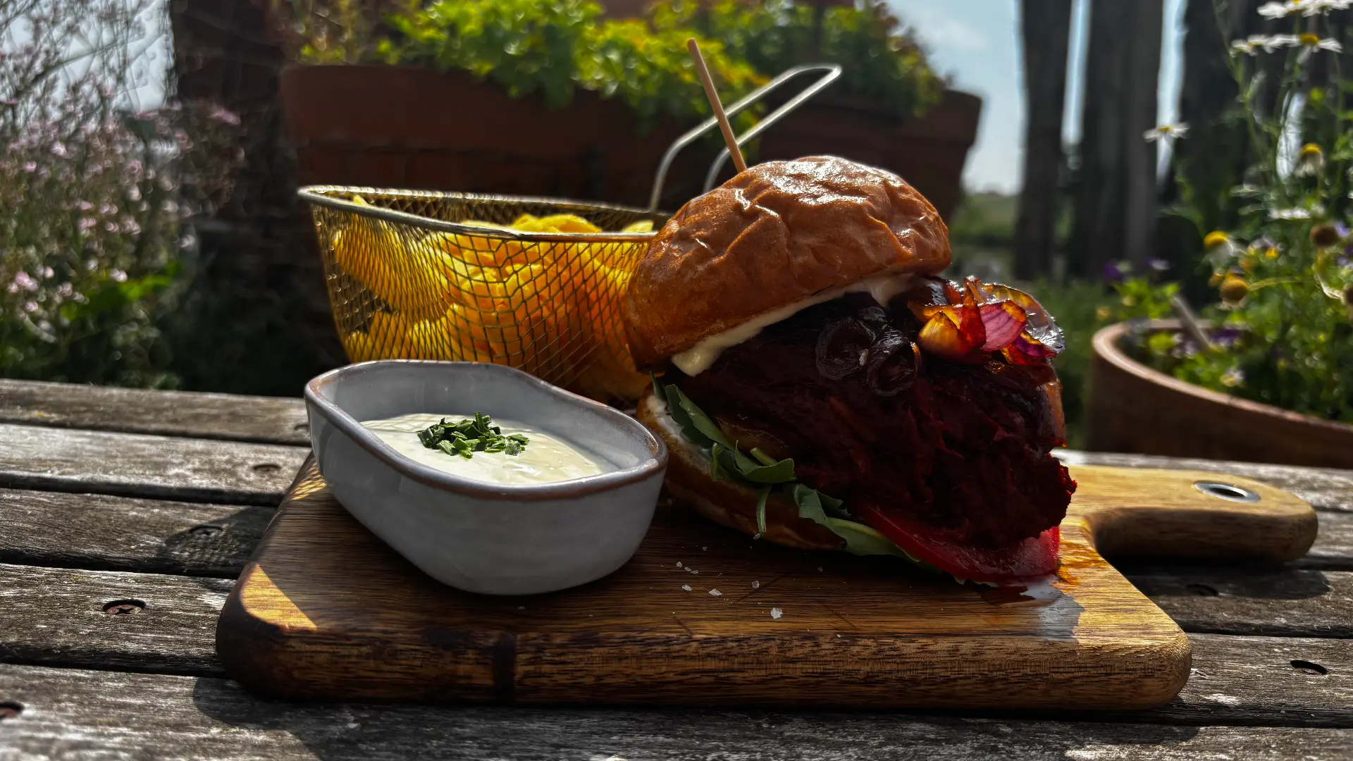 Burger s hranolky a dipem