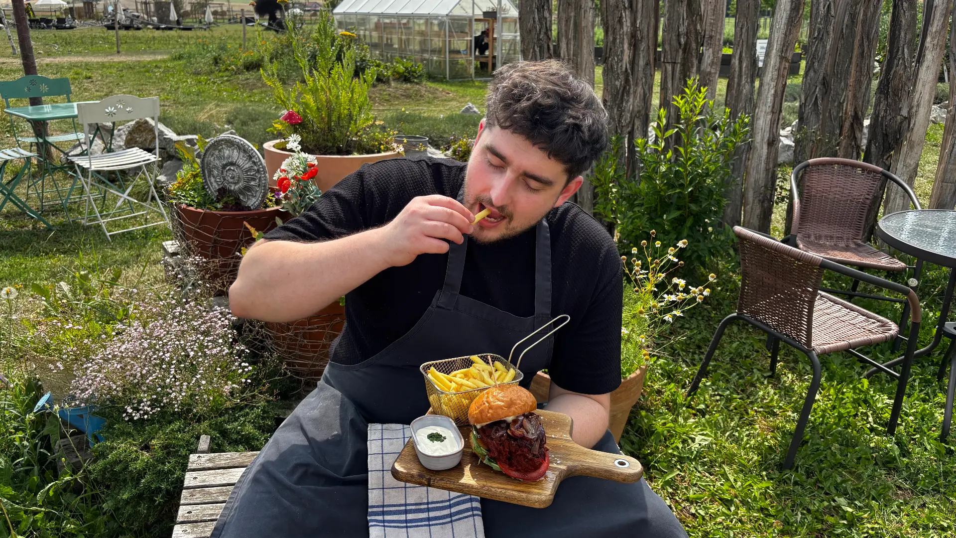 Ochutnávka burgeru na zahradě